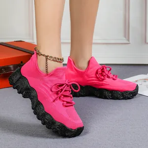Leuchtend rosa atmungsaktive Mesh-Flyknit-Sneaker mit klobiger schwarzer Sohle für Damen