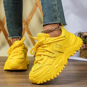 Felgele dad sneakers voor dames met dikke zool en ademend mesh voor sportieve mode