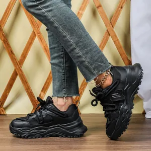 Trendy zwarte platform dad-schoenen met ademend mesh en een dikke chunky zool