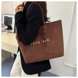 Grand sac cabas vintage en daim marron avec imprimé TOTE BAG présenté sur un modèle