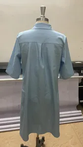 Vue arrière d'une robe en jean bleu clair à manches courtes grande taille sur mannequin