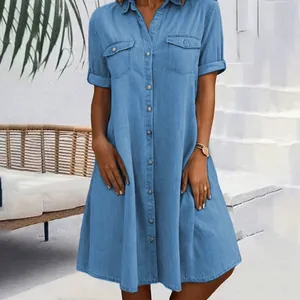 Vue détaillée d'une robe chemise en jean bleue décontractée avec manches courtes et poches.
