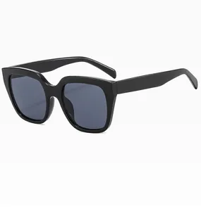 Vista dettagliata di occhiali da sole quadrati oversize con montura nera lucida trendy