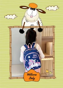 Détail d'un sac à dos licorne bleu marine porté par une petite fille