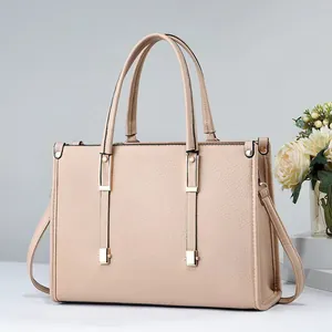 Bolso de mano elegante beige de cuero granulado con herrajes dorados para mujer