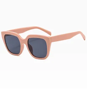 Vista dettagliata di occhiali da sole quadrati oversize rosa con lenti scure da donna