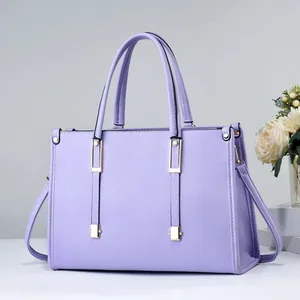 Elegante bolso de mano lavanda con textura de cuero y sofisticados toques dorados