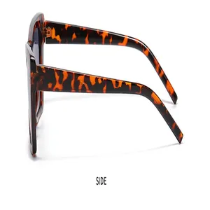 Seitenansicht der Retro-Sonnenbrille im Schildpatt-Design mit breiten Bügeln