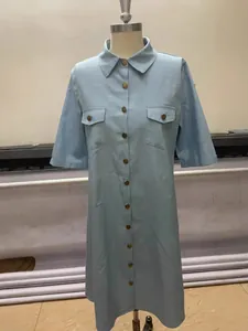 Robe chemise en denim bleu clair grande taille pour femme avec manches courtes et boutonnage
