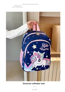 Gros plan d'un joli sac à dos licorne bleu marine avec des détails roses pour filles