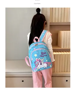 Sac à dos licorne bleu pour filles de maternelle avec bretelles roses réglables.