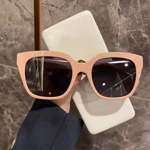 Occhiali da sole quadrati rosa oversize da donna con lenti scure e custodia protettiva