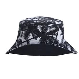 Detail van de zwart-witte palmboomprint op een stijlvolle outdoor bucket vissershoed
