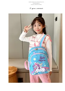 Petite fille portant un sac à dos licorne bleu clair pour la maternelle