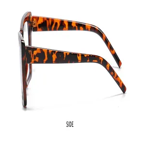 Seitenansicht der stylischen Cat-Eye-Sonnenbrille mit Schildpatt-Muster im Streetstyle