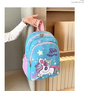 Détail d'un sac à dos licorne bleu pour enfant avec poche latérale en filet rose.