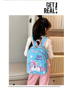 Vue détaillée d'un sac à dos licorne bleu clair pour enfants avec imprimé mignon