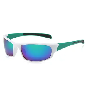 Lunettes de soleil sport avec monture blanche, branches vertes et verres réfléchissants