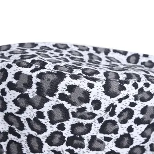 Detailopname van de grijze luipaardprint stof en de fijne stiksels van de vissershoed