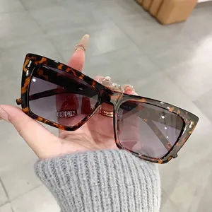 Modische Cat-Eye-Sonnenbrille in Schildpatt-Optik mit dunklen Verlaufsgläsern