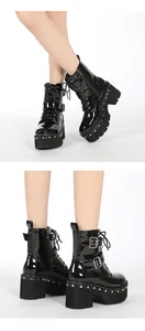 Vues latérale et arrière de bottines noires vernies à plateforme avec clous et boucles.