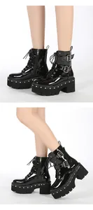 Détail de bottines à plateforme en cuir verni noir avec talons épais et rivets argent.