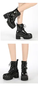 Vue détaillée de bottines à plateforme en cuir verni noir avec clous