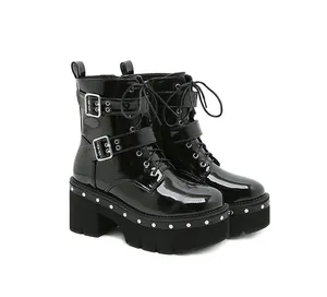 Bottines de combat à plateforme en cuir verni noir élégantes avec boucles et rivets