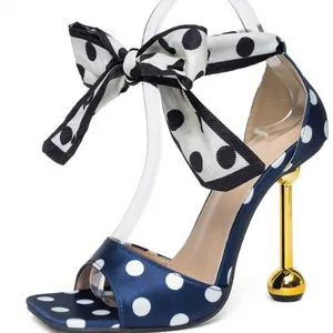 Polka dot sandalen met hoge hak, grote strik en unieke goudkleurige hak