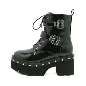 Vue latérale détaillée de bottines plateforme en cuir verni noir à clous et boucles