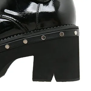 Vue détaillée de bottines pour femmes en cuir verni noir avec clous argentés