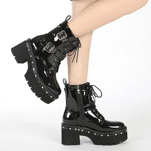 Bottines à talons épais et plateformes avec clous et boucles en cuir verni noir