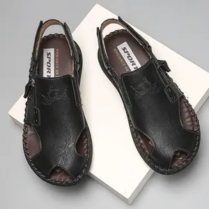 Sandalias de hombre en cuero negro con punta cerrada y correa de talón ajustable.