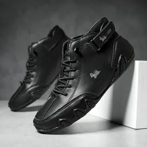 Detailweergave van zwarte hoge herenschoenen met getextureerde octopus-stijl zolen.
