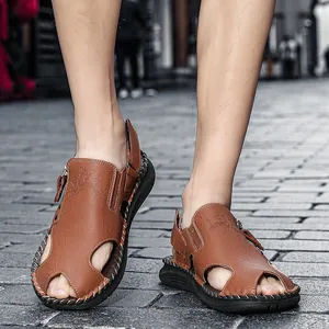 Sandalias de cuero marrón para hombre con punta cerrada y diseño lateral calado