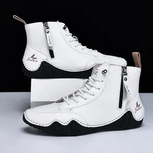 Detail van de witte leren hoge laars met unieke zwarte rubberen zool in octopusstijl.