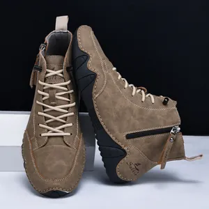 Detailweergave van bruine hoge herenschoenen met octopus-zool en rits opzij.