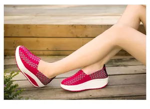Handgewebte atmungsaktive Plateau-Sneaker für Damen auf einem Holzdeck präsentiert