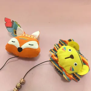 Gros plan de jouets pour chats en peluche renard et lion avec corde élastique et perles en bois