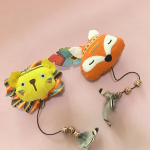 Détail de jouets en peluche pour chats avec cordes élastiques, perles et plumes naturelles