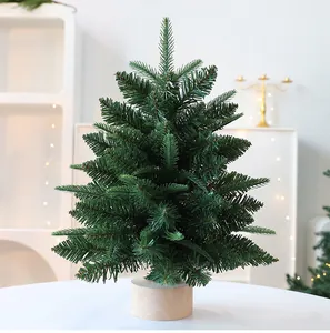 Vista dettagliata di un mini albero di Natale con aghi realistici e base in legno