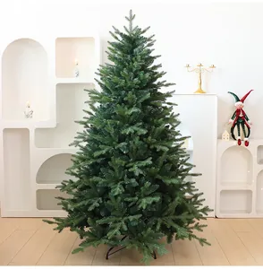 Lussureggiante albero di Natale artificiale in PVC e PE in un ambiente moderno.