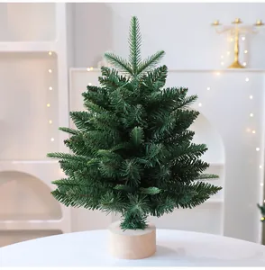 Vista dettagliata di un mini albero di Natale con base cilindrica in legno naturale.