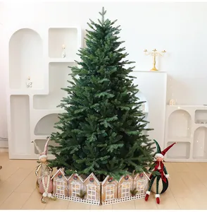 Vista dettagliata di un albero di Natale in PVC e PE con base a casetta e bambole elfo.