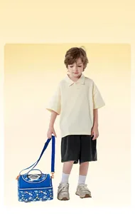 Mannequin enfant avec un sac à déjeuner isotherme bleu à motif astronaute et sangle