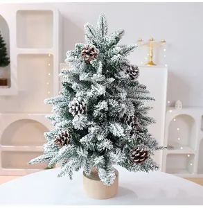Piccolo albero di Natale da tavolo innevato con pigne naturali su base di legno