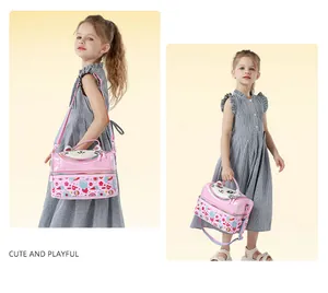 Sac à lunch isotherme chat rose pailleté pour enfants porté par une jeune fille