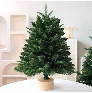 Vista ravvicinata di un rigoglioso albero di Natale da tavolo verde con base in legno