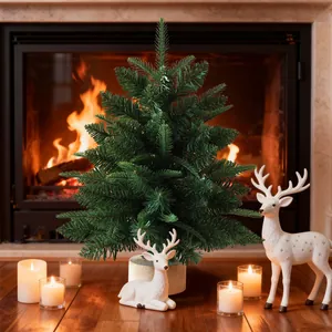 Piccolo albero di Natale artificiale da tavolo con aghi verdi in PVC e PE in ambiente caldo