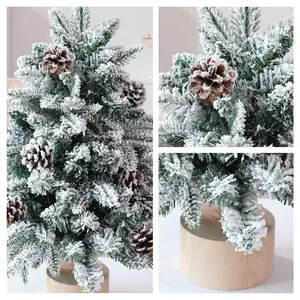Mini albero di Natale innevato artificiale con pigne e base in legno per scrivania